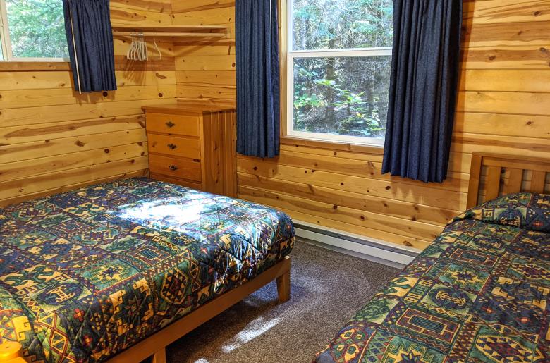 Bedroom with a queen and twin bed.