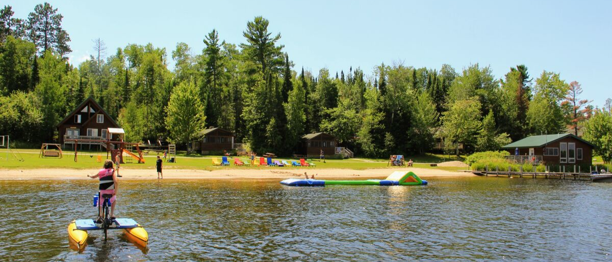 Children playing on the beach at Pehrson Lodge