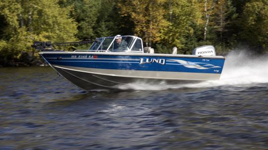 Lund Tyee speeding along Lake Vermilion shoreline